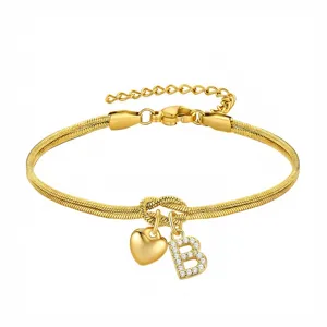 Bracciale catena serpente oro con ciondolo cuore e lettera B diamante gioielli donna dettaglio.