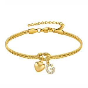 Bracciale catena serpente oro dettaglio con ciondolo lettera G e cuore per donne.