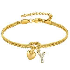 Bracciale a catena serpente oro con nodo d'amore, cuore e ciondolo lettera Y con strass.