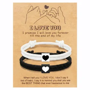 Pulseras trenzadas a juego para parejas con dije de corazon en tarjeta de regalo para novios