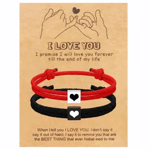 Juego de pulseras de pareja de cuerda Milán con dije de corazón magnético y tarjeta.