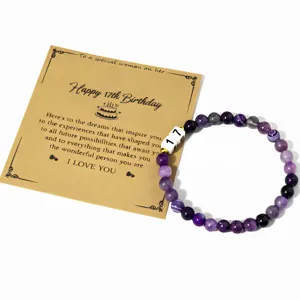 Detalle de la pulsera elástica de cuentas de amatista natural y ágata con tarjeta.