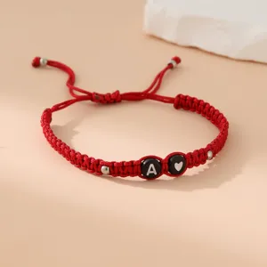Braccialetto corda rossa intrecciato a mano con perle nere lettera A e cuore di coppia
