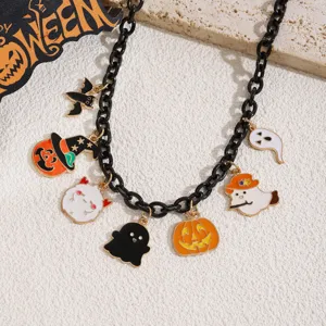 Collier chaîne noire avec plusieurs pendentifs Halloween, vue de détail avec breloques émaillées.