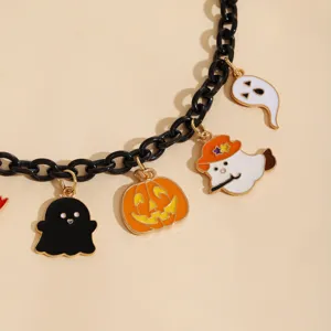 Vue détaillée en gros plan du collier breloque Halloween avec de jolis pendentifs fantômes.