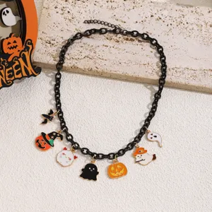 Détail du collier noir Halloween avec pendentifs fantôme, citrouille et chauve-souris.