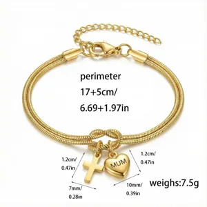Gouden roestvrijstalen slangenketting armband detail met liefdesknoop, kruis en MUM hart hanger.