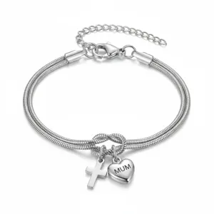Gedetailleerde close-up van de stijlvolle roestvrijstalen slangenketting armband.