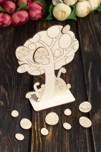 Ornement d'artisanat en bois de paques peinture DIY arbre lapin oeuf vue detail decors de fete.