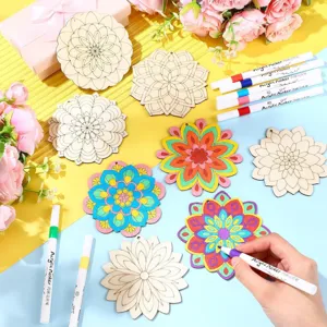 Tranches de mandala en bois non finies avec des marqueurs pour peinture DIY et déco murale.