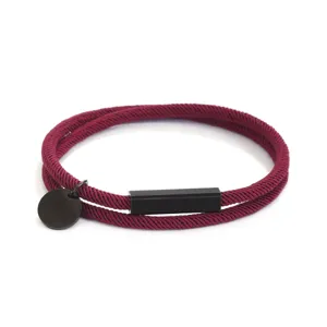 Dettaglio bracciale in corda Milan bordeaux a doppio strato con barra e ciondolo nero.