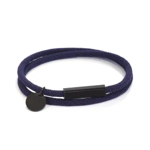 Bracciale in corda intrecciata blu scuro con chiusura magnetica rettangolare nera e ciondolo rotondo.