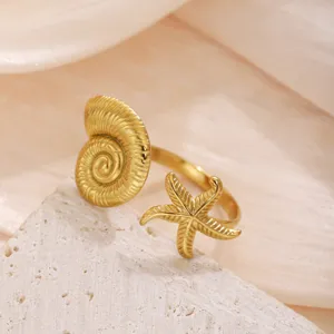 Vergoldeter Edelstahl verstellbarer Ring mit filigranem Muschel und Seestern Design.