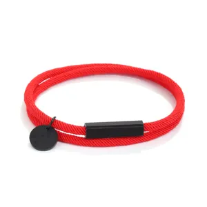 Bracciale in corda intrecciata rossa con tubo metallico rettangolare nero e ciondolo rotondo
