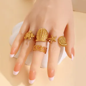 Detailansicht des goldenen Ozean Edelstahlring-Sets mit Muschel Seestern und Herz Motiven.