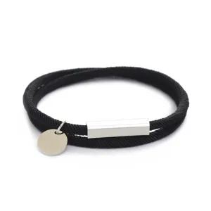 Primo piano del fermaglio magnetico rettangolare in acciaio inox e braccialetto charm.