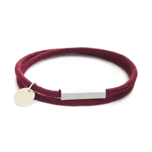 Bracciale in acciaio inossidabile con chiusura magnetica e cordino intrecciato bordeaux.
