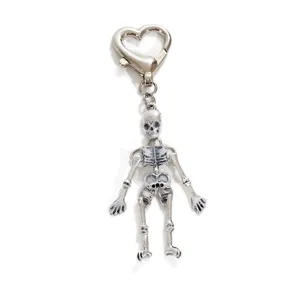 Vue detaillee du pendentif squelette crane lumineux en alliage avec port cles tendance.