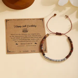 Vista detallada del pulsera de piedra natural y cuentas de acero con tarjeta de cumpleaños.