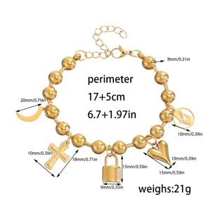 Gedetailleerd gouden roestvrijstalen bedelarmbandje met diverse hangers zoals kruis en slotje.