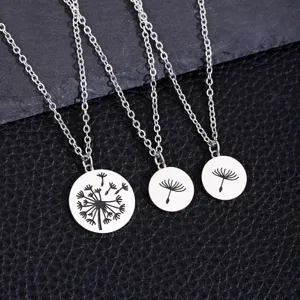 Vue détaillée de trois colliers en acier inoxydable avec pendentifs ronds pissenlit.