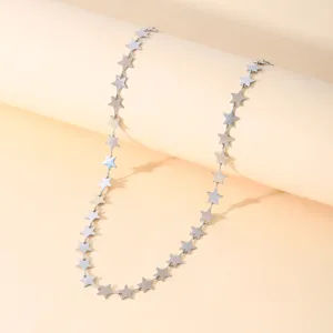 Dettaglio della collana con catena a stella in acciaio inossidabile argentato e ciondoli.