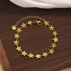 Braccialetto con catena di stelle in acciaio inossidabile dorato, dettaglio moda donna.