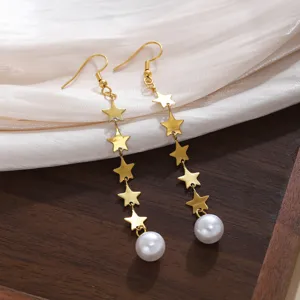 Orecchini pendenti lunghi a stella dorata con perle bianche per donna alla moda.