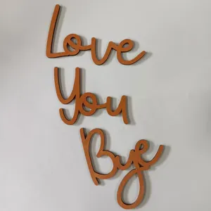 Detalle de letras de arte de pared de madera con diseño Love You Bye para decoración.