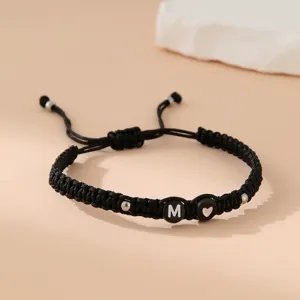 Bracciale nero intrecciato a mano con lettera M e ciondolo a cuore, dimensione regolabile