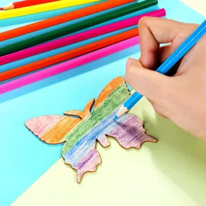 Λεπτομέλεια ξύλινης πεταλούδας DIY με χρωματιστά μολύβια για δημιουργική τέχνη παιδιών