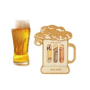 Hölzerner Bierkrug Geldscheindeckel Detail, kreative Geschenkschachtel für Party und Feier.