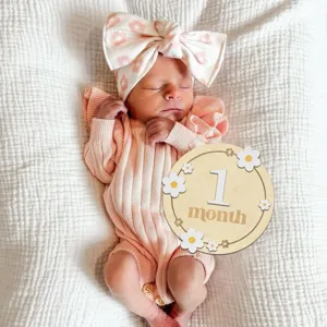 Detailaufnahme der hölzernen Baby Meilenstein Karte mit 1 Monat Monatskarte für Babys.
