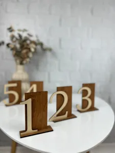 Rustikales Tischkartenset aus Holz, Ziffern 1 bis 5 für Hochzeiten und Tischdekoration im Detail.
