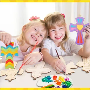 Enfants peignant des pendentifs de croix en bois non finis, détail de scène de loisirs.