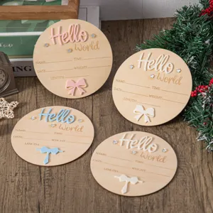 Targa in legno per annuncio nascita neonato carte milestone con design Hello World.