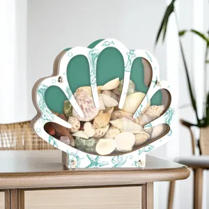 Scatola portaoggetti in legno a forma di conchiglia con conchiglie naturali per decorazione marina.