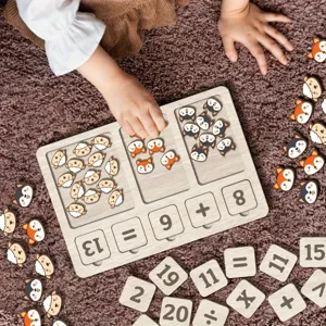 Jeu éducatif en bois Montessori pour enfants avec blocs de chiffres et jolies figurines d'animaux.