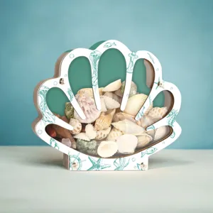 Scatola espositore conchiglia in legno con motivi marini, perfetta decorazione da spiaggia.