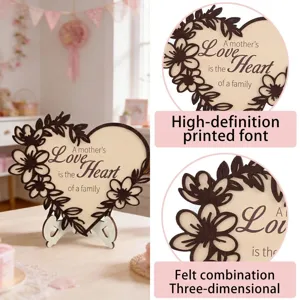 Primer plano detallado de placa de madera en forma de corazón con diseño floral 3D.