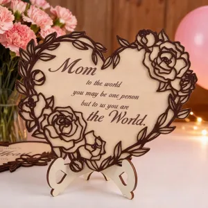 Placa de mesa de corazon de madera para el Dia de la Madre con texto tallado y decoracion