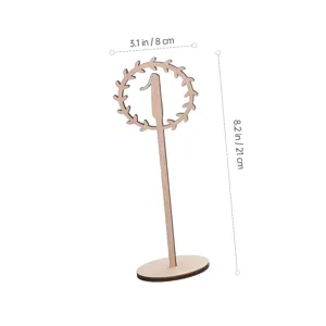 Segnatavolo in legno con design a corona, ideale per decorazioni di matrimoni e feste a tema.