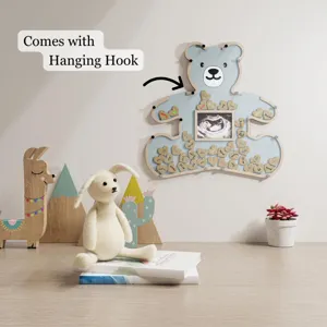 Houten beer gastenboek fotolijst met haak en houten hartjes voor huwelijk en feestelijke decoratie