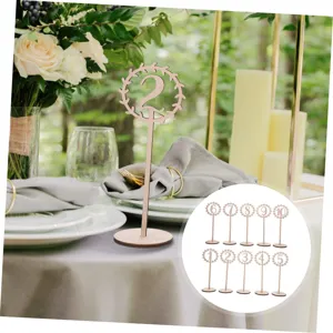 Numero da tavola per matrimoni in legno con base rotonda e corona cava per decorazioni.