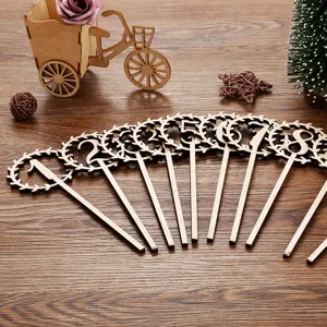 Numeri da tavola in legno con design a corona vuota, perfetti per feste di nozze.