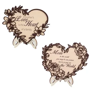 Placa de madera con corazon para Dia de la Madre con diseno floral y texto de bendicion.