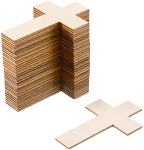 Detail de decoupes de croix en bois brut, pieces en bois naturel pour loisirs creatifs enfants.
