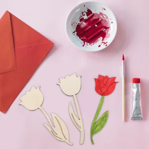Gros plan détaillé de copeaux de bois de fleurs de tulipes vierges pour artisanat et déco DIY.