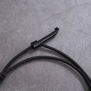 Detailansicht des schwarzen verstellbaren Survival-Paracord-Armbands mit Metallschieber.