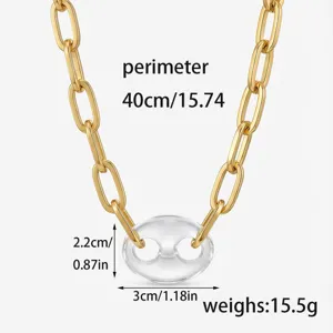 Primer plano de la cadena dorada con colgante de grano de café transparente y medidas.